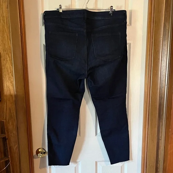 Old Navy Women's Deep Indigo Plus Size Skinny Jeans - Picture 2 of 10